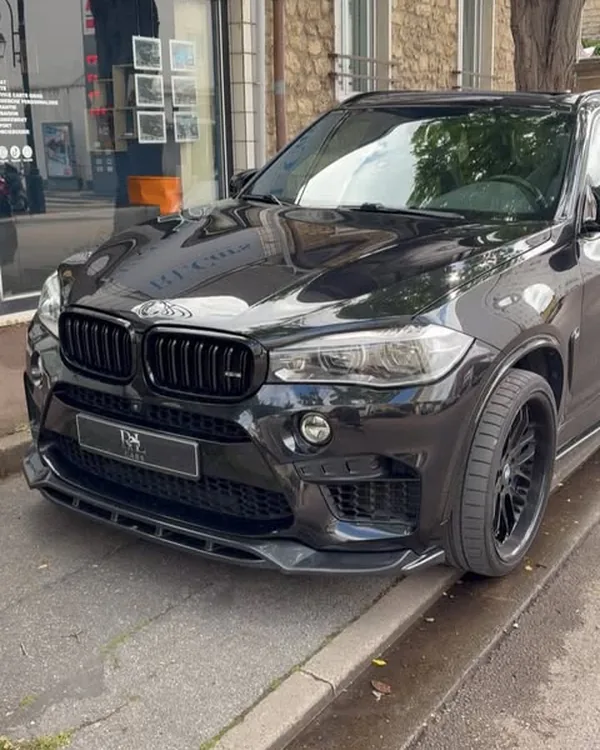 BMW X5 M devant l'agence